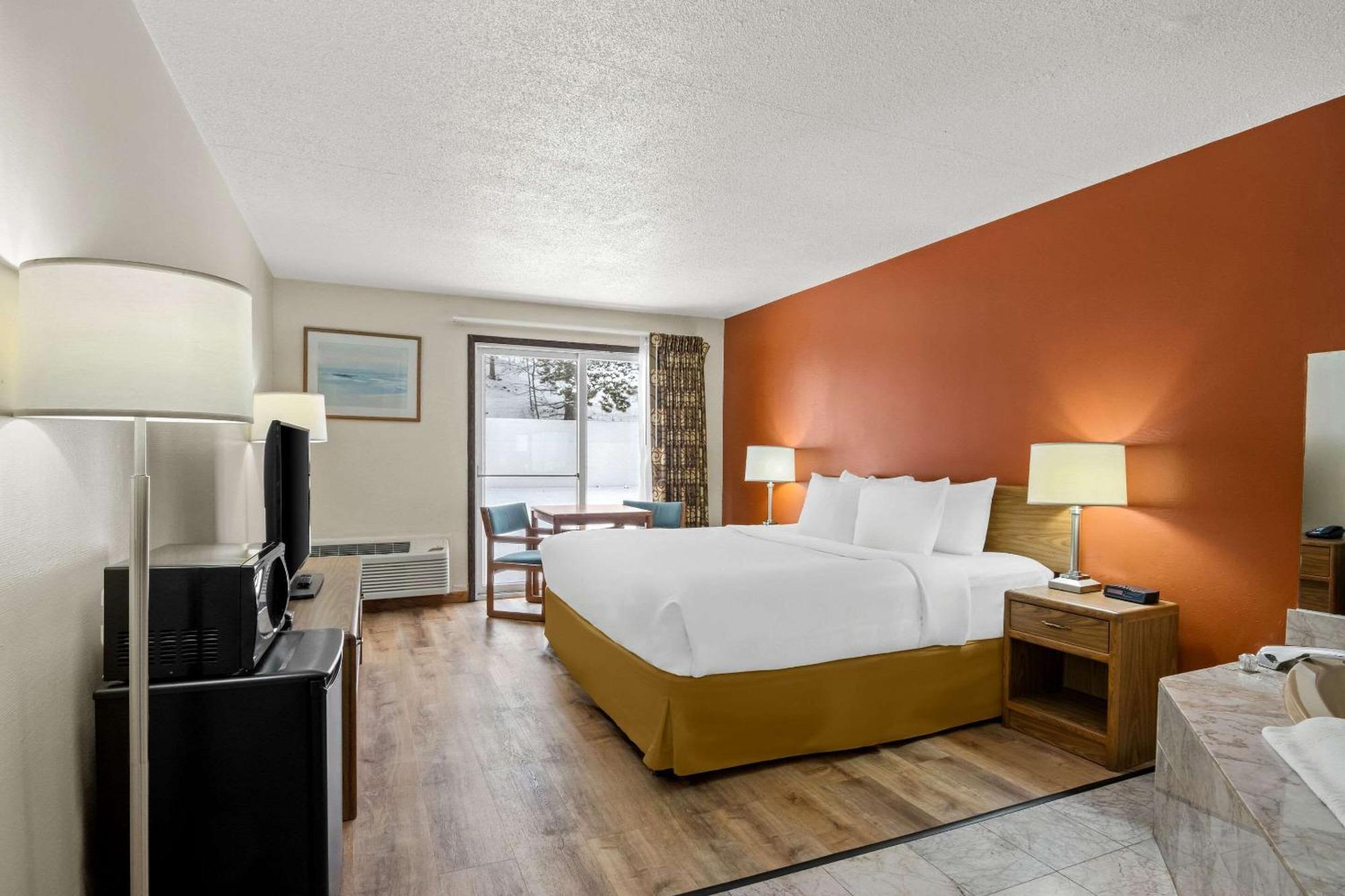 Econo Lodge Manistee Bagian luar foto