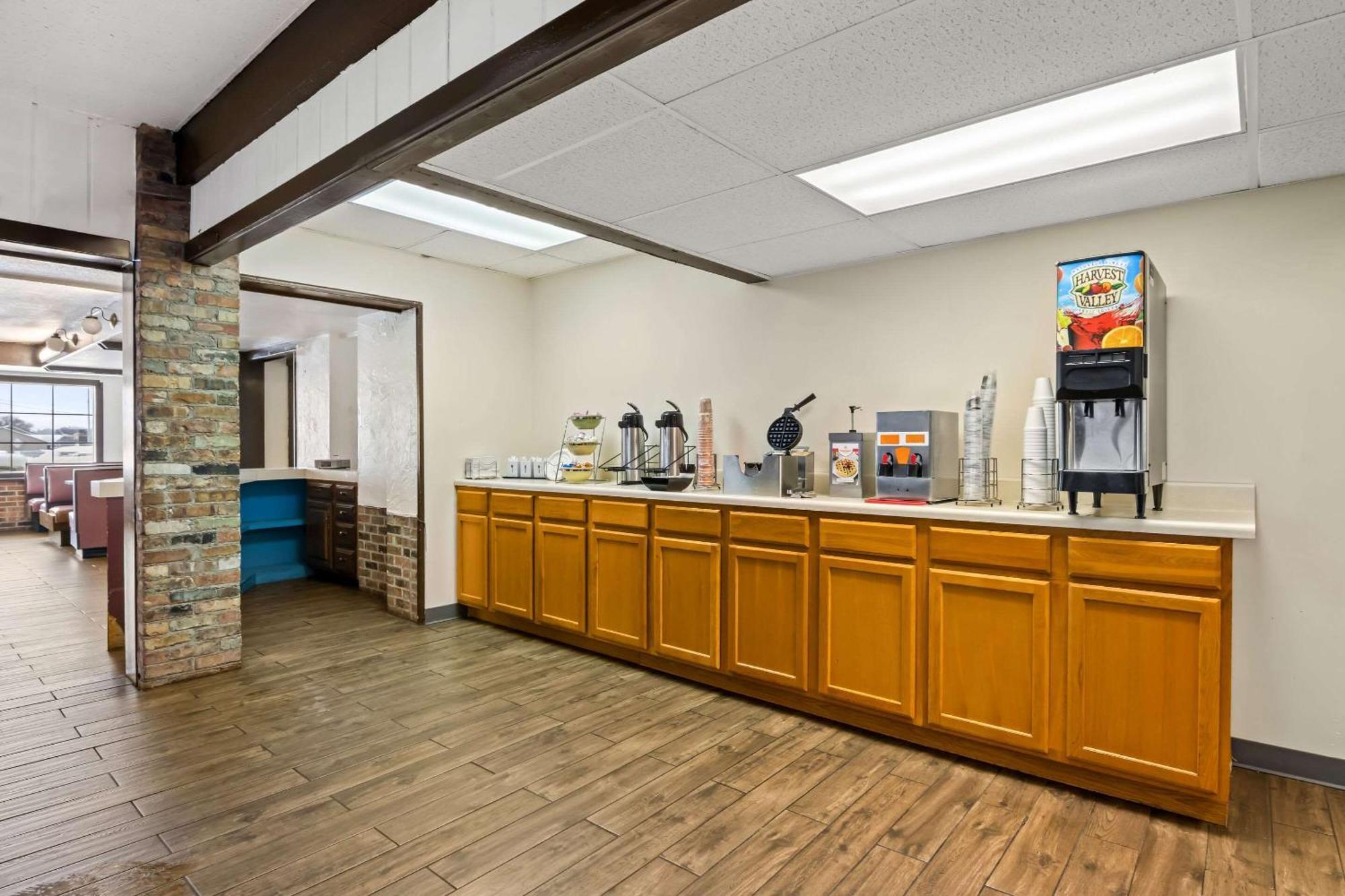 Econo Lodge Manistee Bagian luar foto