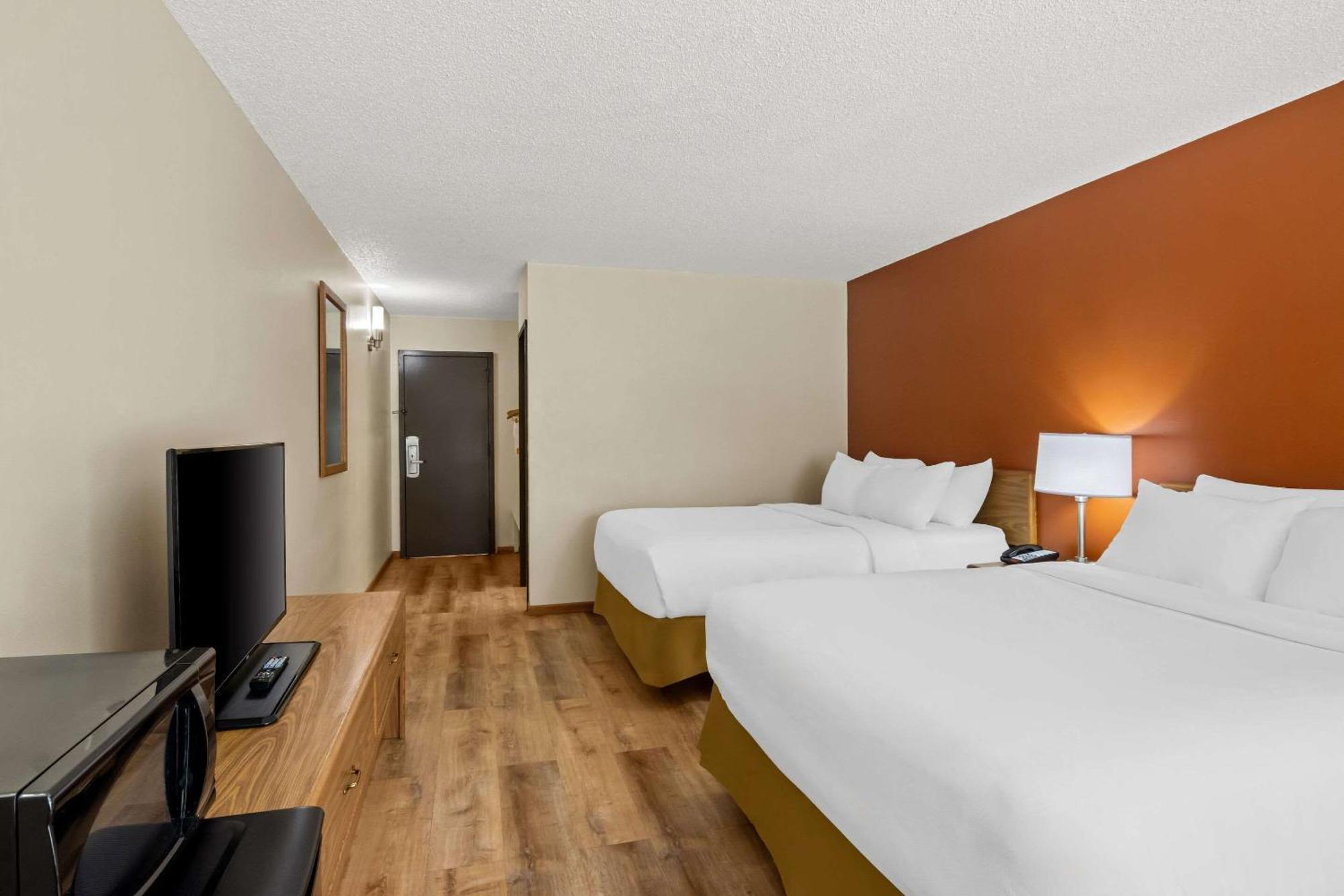 Econo Lodge Manistee Bagian luar foto