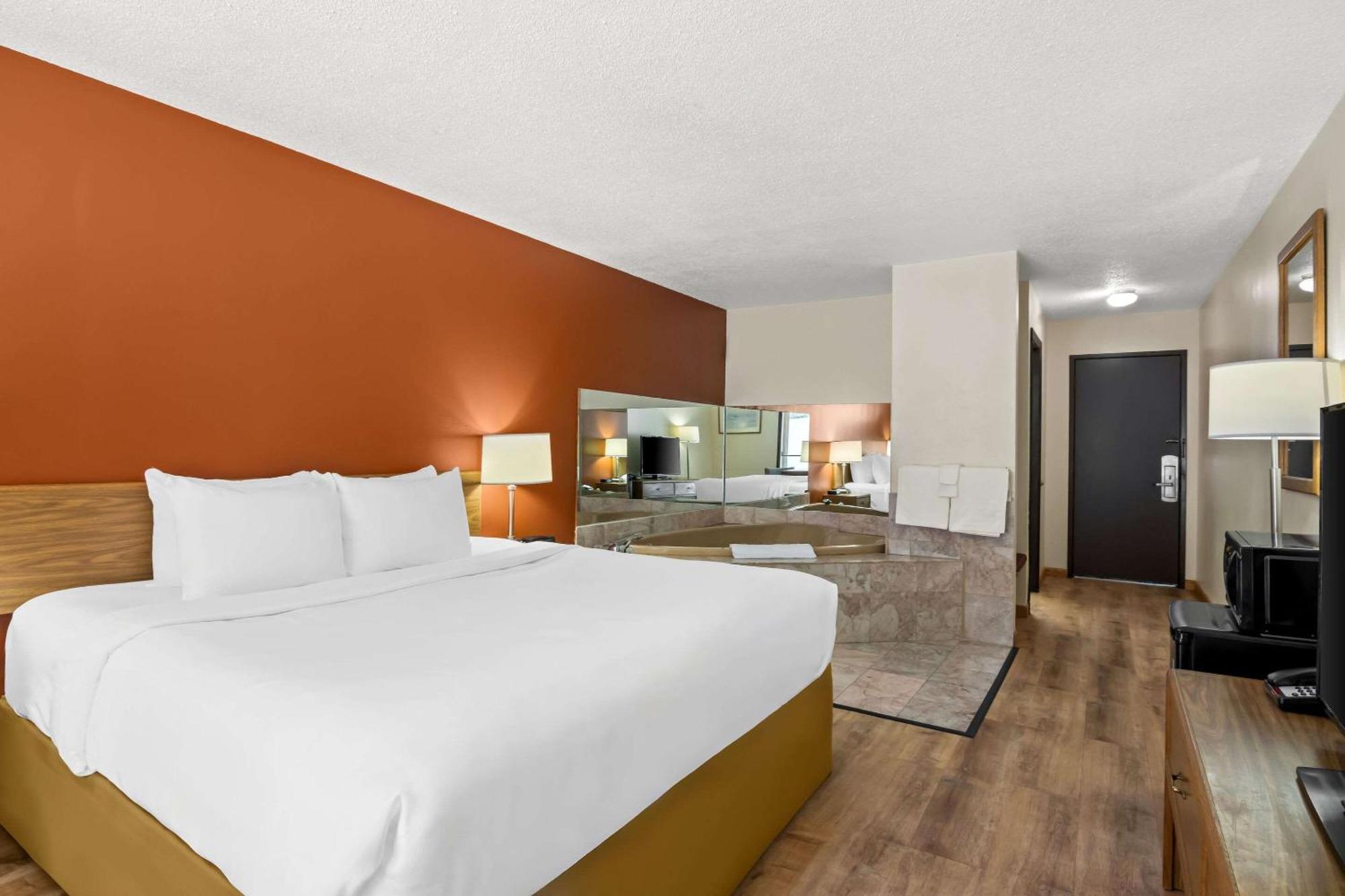 Econo Lodge Manistee Bagian luar foto