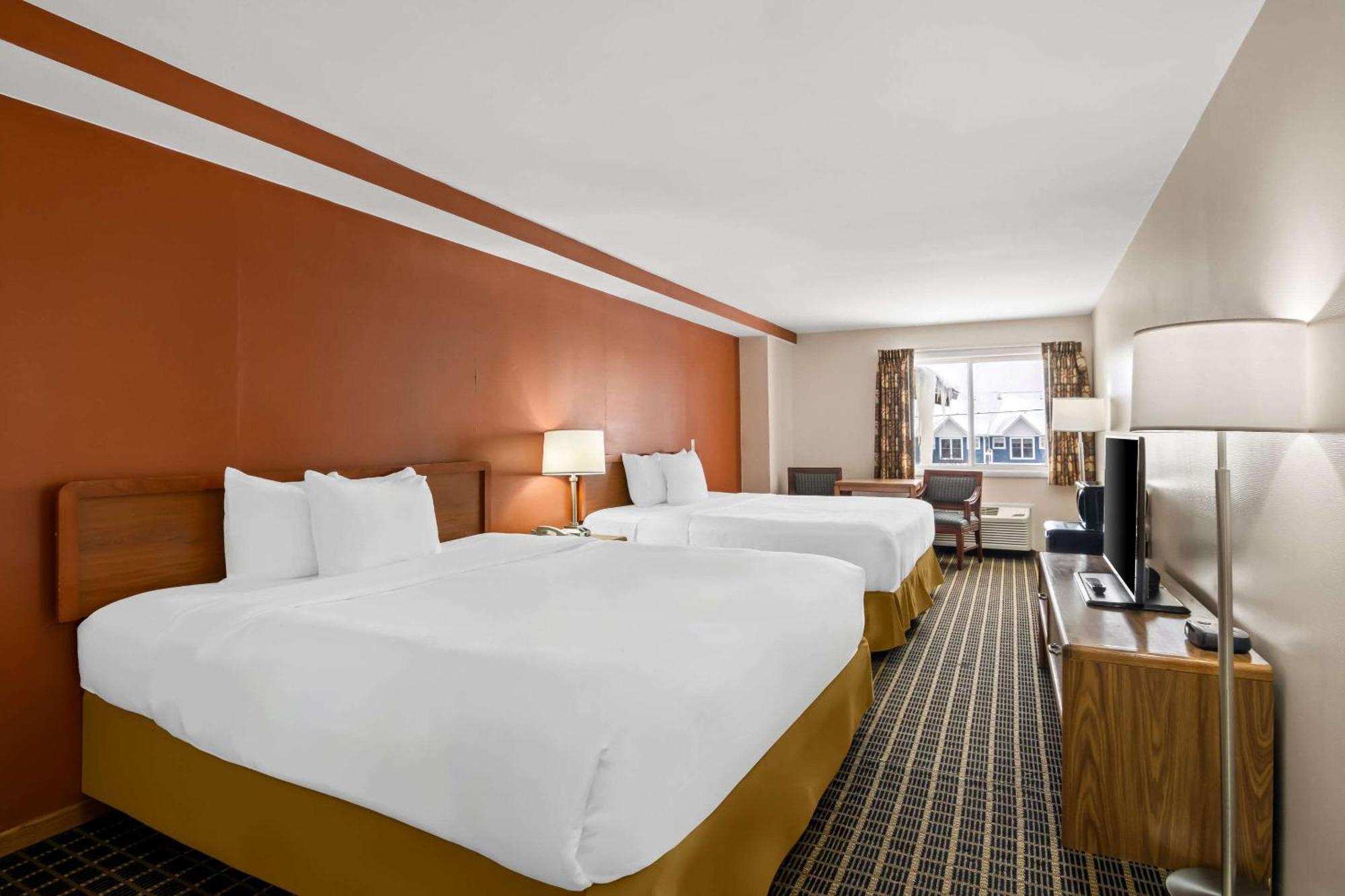 Econo Lodge Manistee Bagian luar foto