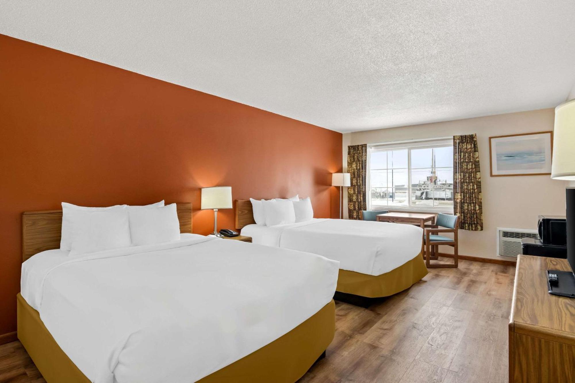 Econo Lodge Manistee Bagian luar foto