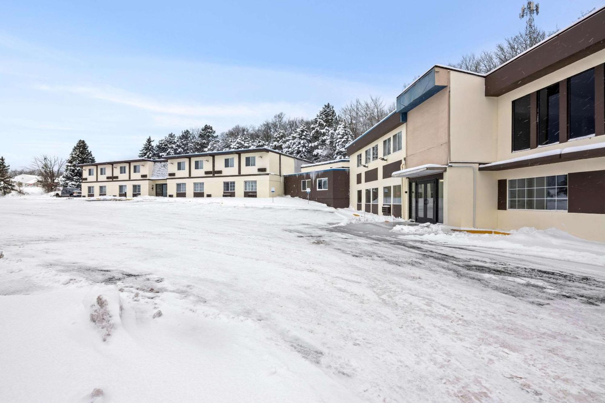 Econo Lodge Manistee Bagian luar foto